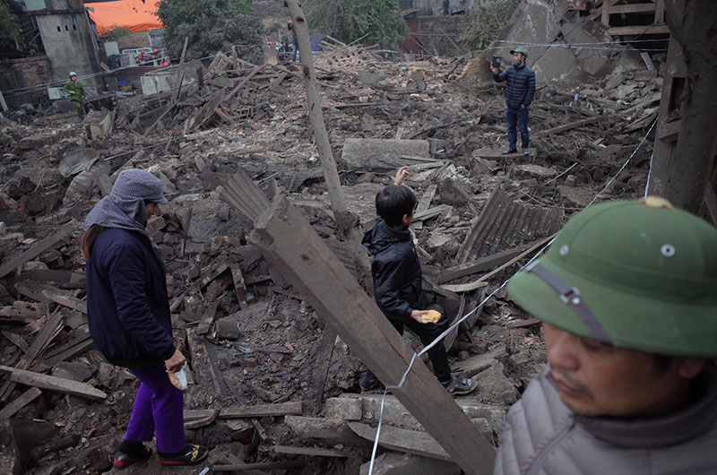Người lớn, trẻ nhỏ lẻn vào hiện trường vụ nổ ở Bắc Ninh rồi vô tư nhặt vỏ đạn vương vãi bất chấp nguy hiểm